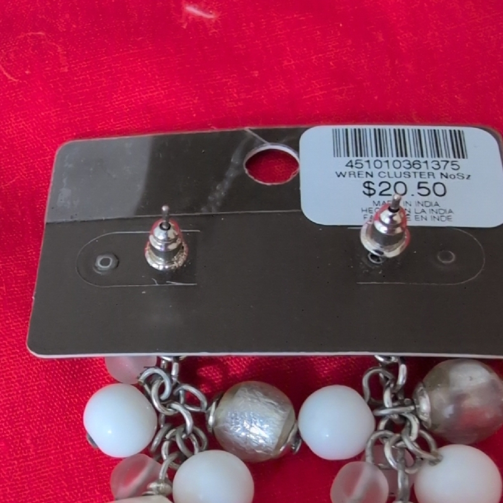 Elegant Silver and White Jewelry Set - Picture 4 of 6